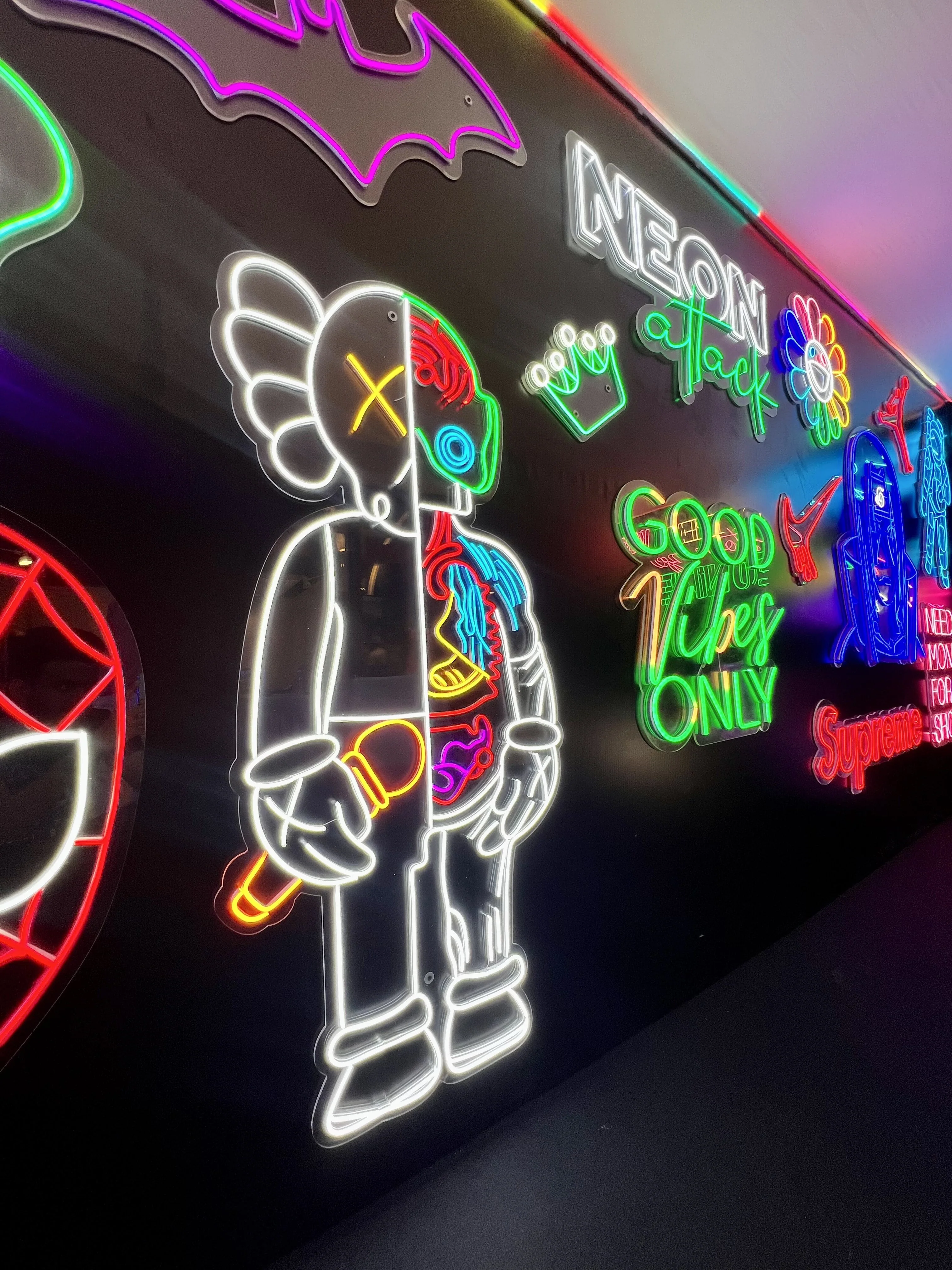 KAWS Neon Sign ( LIMITED EDITION ) - Image 2
